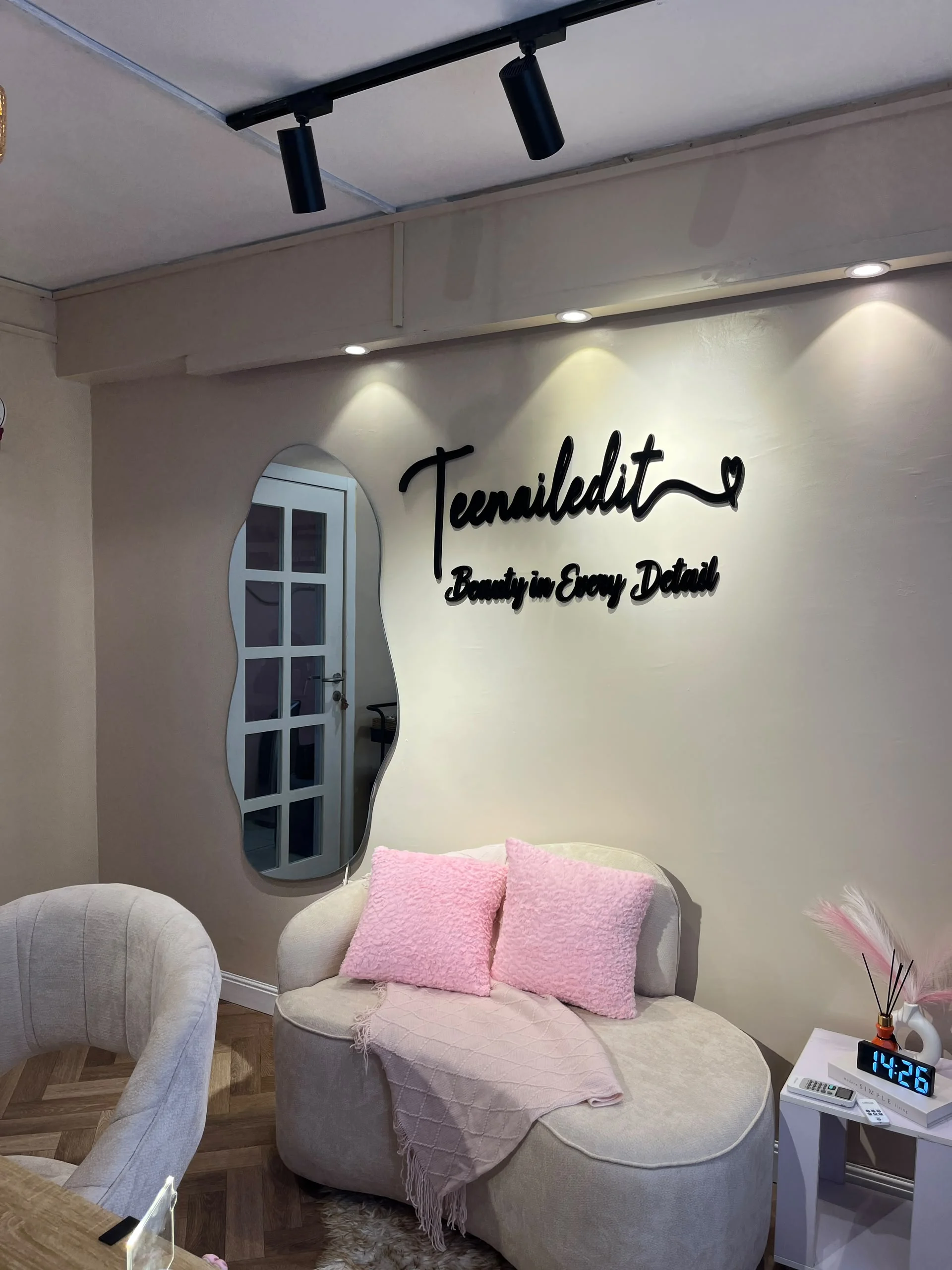 The Teenailedit lounge